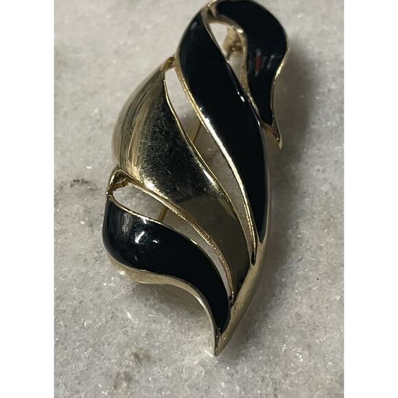 Vintage Brooch Signed M Jent Abstract Design Black Enamel Gold Tone Bold MCM - Picture 2 of 6